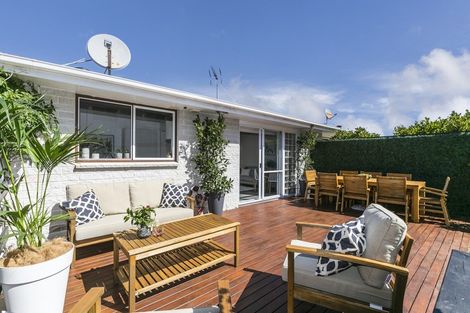 Photo of property in 35 Akaroa Drive, Maupuia, Wellington, 6022