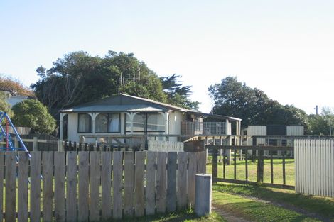Photo of property in 2 Dodds Crescent, Otaki Beach, Otaki, 5512