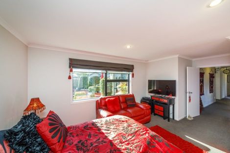 Photo of property in 6 Lorenzo Place, Kelvin Grove, Palmerston North, 4414