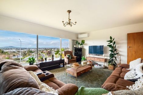 Photo of property in 520 Glenfield Road, Glenfield, Auckland, 0629