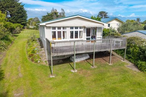 Photo of property in 15 Drake Street, Waikawa Beach, Manakau, 5573