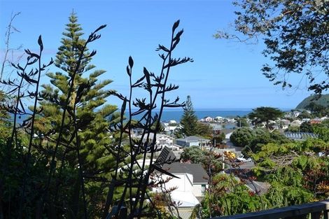 Photo of property in 14 Grays Road, Plimmerton, Porirua, 5026