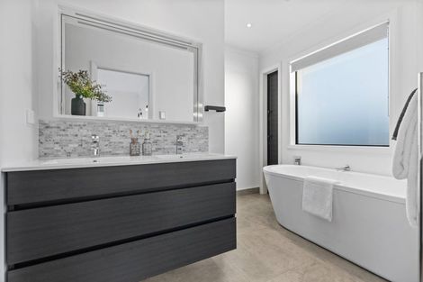 Photo of property in 72 Vaughans Road, Long Bay, Albany, 0792