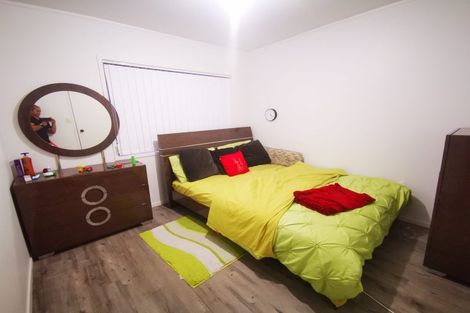 Photo of property in 28 Claverdon Drive, Massey, Auckland, 0614