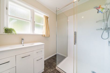 Photo of property in 72 Glen Road, Stokes Valley, Lower Hutt, 5019