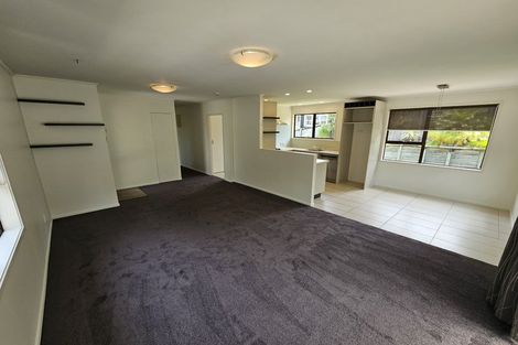 Photo of property in 1/4 Tallington Crescent, Torbay, Auckland, 0630