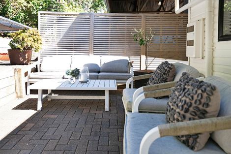 Photo of property in 2/8 Heatherleigh Rise, Northcross, Auckland, 0632