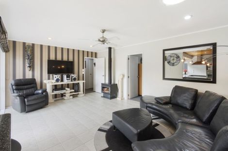 Photo of property in 7 Chippewa Place, Conifer Grove, Takanini, 2112