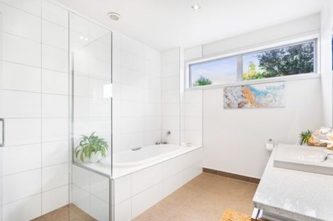 Photo of property in 8 Garadice Road, Rothesay Bay, Auckland, 0630