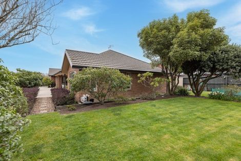 Photo of property in 92 Willowview Drive, Redwood, Christchurch, 8051