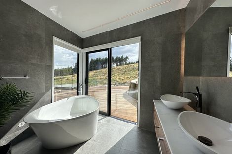 Photo of property in 13 Akitu Rise, Wanaka, 9305