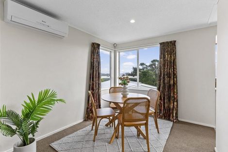 Photo of property in 12 Evesham Place, Newlands, Wellington, 6037