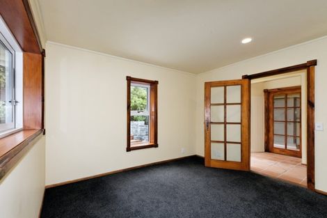 Photo of property in 92 Piha Road, Piha, 0772