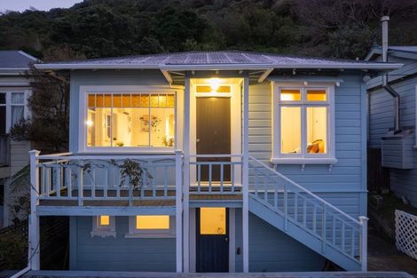 Photo of property in 176 Sutherland Road, Lyall Bay, Wellington, 6022