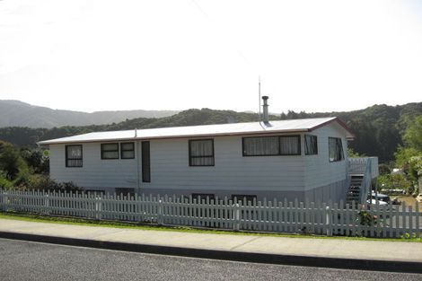 Photo of property in 70 Milton Terrace, Picton, 7220