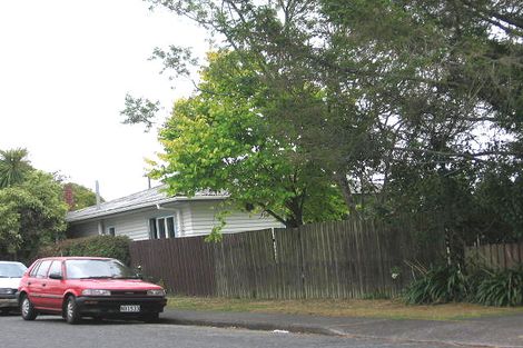 Photo of property in 1/2 Aplin Place, Birkdale, Auckland, 0626