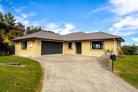 Photo of property in 32 Mount Marua Drive, Timberlea, Upper Hutt, 5018
