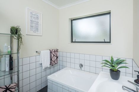 Photo of property in 386b Te Moana Road, Waikanae, 5036