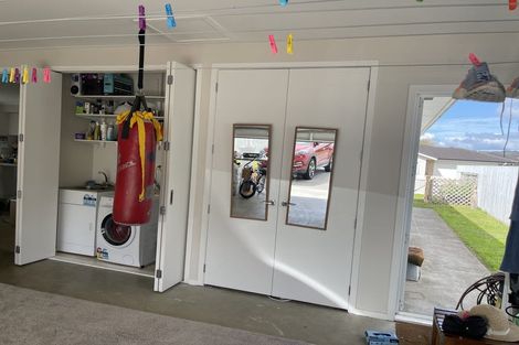 Photo of property in 18 Larmer Drive, Kumeu, 0810