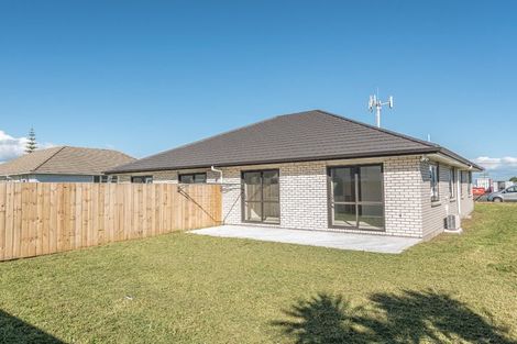Photo of property in 6 Cross Street, Castlecliff, Whanganui, 4501
