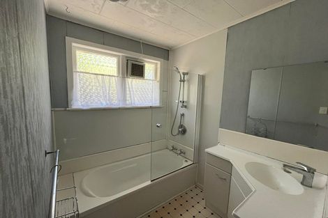 Photo of property in 3 Blandford Way, Newlands, Wellington, 6037