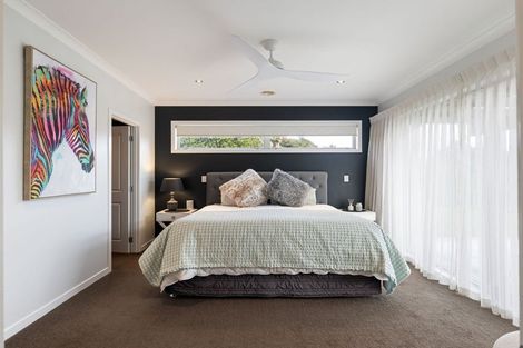 Photo of property in 37 La Lena Grove, Fitzherbert, Palmerston North, 4410