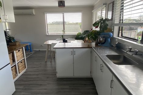 Photo of property in 33 Riversdale Drive, Merrilands, New Plymouth, 4312