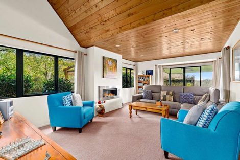 Photo of property in 660 Waitakere Road, Kumeu, 0891