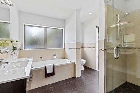 Photo of property in 127 Vaughans Road, Okura, Albany, 0792