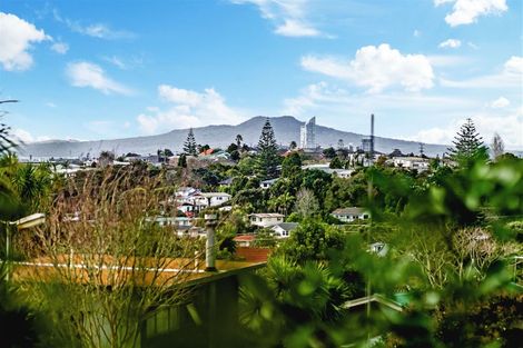 Photo of property in 323 Glenfield Road, Glenfield, Auckland, 0629