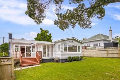 Photo of property in 10 West Lynn Road, Titirangi, Auckland, 0604