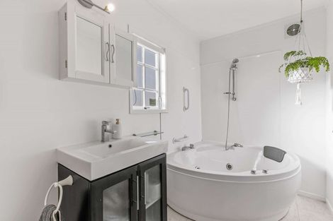 Photo of property in 96a Wade River Road, Stanmore Bay, Whangaparaoa, 0932