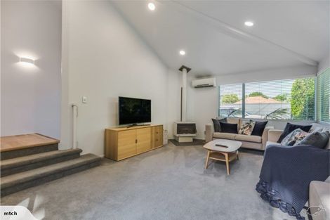 Photo of property in 1/39 Seaton Road, Murrays Bay, Auckland, 0630