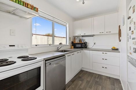 Photo of property in 2/10 Downing Street, Crofton Downs, Wellington, 6035