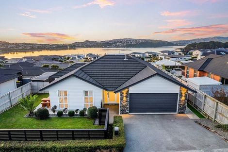 Photo of property in 86 Queen Charlotte Drive, Aotea, Porirua, 5024