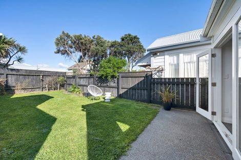 Photo of property in 187 Onepu Road, Lyall Bay, Wellington, 6022