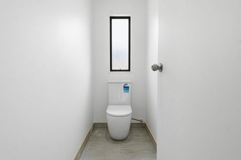 Photo of property in 2/68 Meadowood Drive, Unsworth Heights, Auckland, 0632