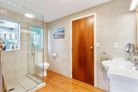 Photo of property in 15 Easton Park Parade, Glenfield, Auckland, 0629