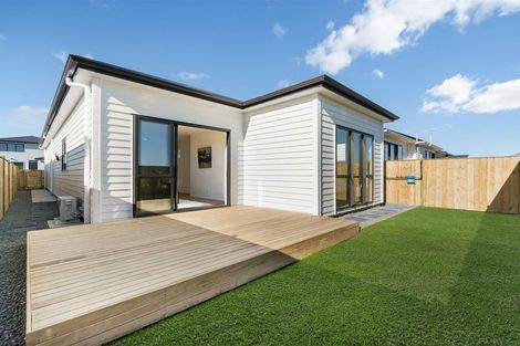 Photo of property in 18 Woven Place, Karaka, Papakura, 2113