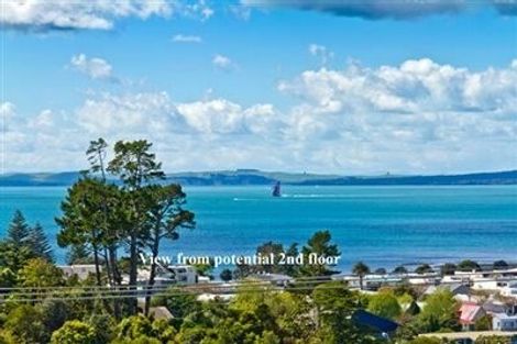 Photo of property in 1/60 Woodlands Crescent, Browns Bay, Auckland, 0630