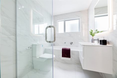 Photo of property in 3d Kingdale Road, Henderson, Auckland, 0610