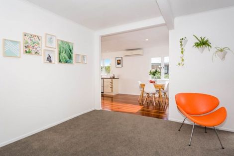 Photo of property in 1/51 Browns Bay Road, Browns Bay, Auckland, 0630