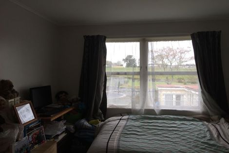 Photo of property in 34 Kirrie Avenue, Te Atatu South, Auckland, 0610