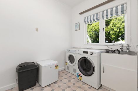 Photo of property in 4 Pitau Road, Mount Maunganui, 3116