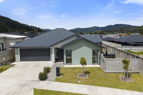 Photo of property in 6 Te Ara O Roimata, Wainuiomata, Lower Hutt, 5014