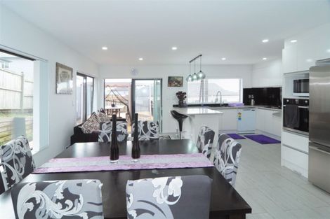 Photo of property in 14 San Casello Rise, Henderson, Auckland, 0612