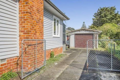 Photo of property in 4 Queen Mary Avenue, New Lynn, Auckland, 0600