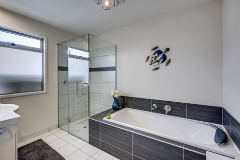 Photo of property in 52 Orotu Drive, Poraiti, Napier, 4112