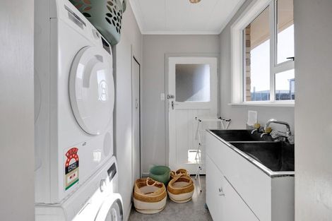 Photo of property in 15 Mount View Place, Spotswood, New Plymouth, 4310