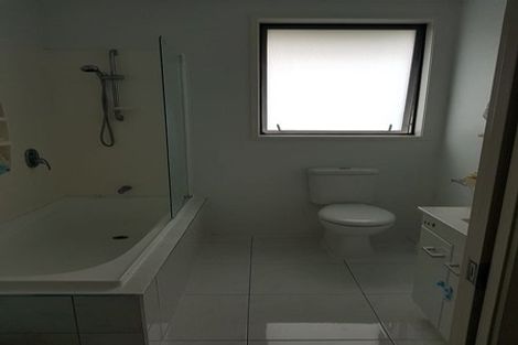Photo of property in 28 Gibbston Crescent, Flat Bush, Auckland, 2016